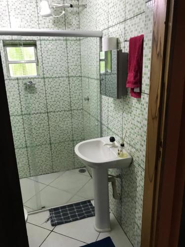Un baño con lavabo y ducha en Casa Laranja, en Vale do Capao