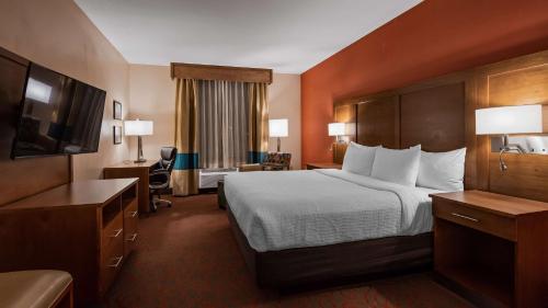 um quarto de hotel com uma cama e uma secretária em Best Western Cannon A.F.B. em Clovis