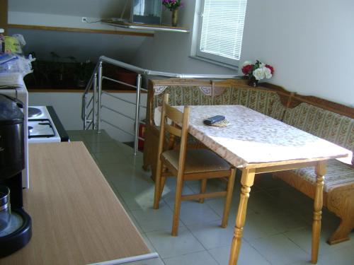 SOBE I APARTMANI HADZICI RENT rooms apartmentsにあるキッチンまたは簡易キッチン
