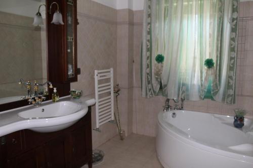 a bathroom with a tub and a sink and a bath tub at B&B L'amicizia in Montefiascone