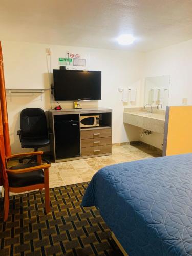 Televisyen dan/atau pusat hiburan di Relax Inn Motel Kountze