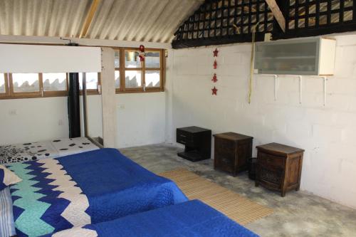 DibullaにあるYaharo Posada Turísticaのベッドルーム(ベッド1台、薄型テレビ付)