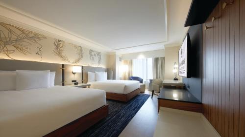 En eller flere senge i et værelse på Caesars Atlantic City Hotel & Casino