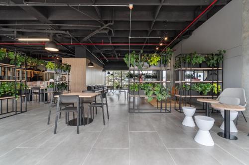 Ein Restaurant oder anderes Speiselokal in der Unterkunft Apartamentos Go Living & Suites by HOUSY HOST 