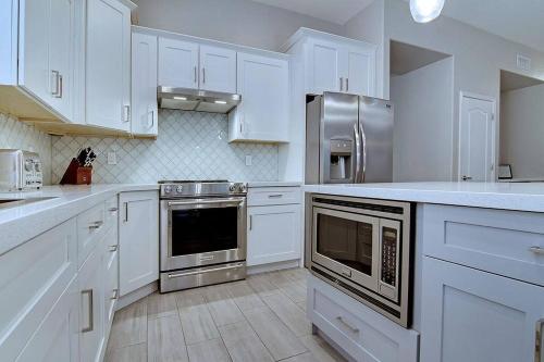 Una cocina o zona de cocina en HOLLYHOCK - Pet-Friendly 4BR Heated Pool & Near Golf