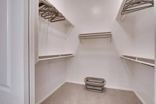 Imagen de la galería de HOLLYHOCK - Pet-Friendly 4BR Heated Pool & Near Golf, en Chandler