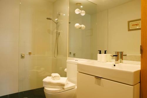 a bathroom with a sink and a toilet and a shower at Extraordinary holiday stay for Melbourne explore in Melbourne