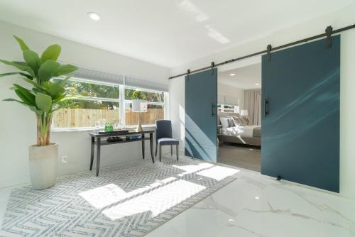 una camera da letto a pianta aperta con scrivania di Elegant 5BR West Palm Beach Home Near Beach a West Palm Beach