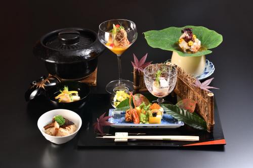 stół z tacą z jedzeniem i napojami w obiekcie Kyo Yunohana Resort Suisen w mieście Kameoka