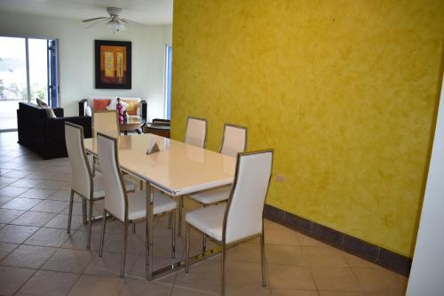Гостиная зона в Exclusivo departamento frente al mar en Same, Casa Blanca
