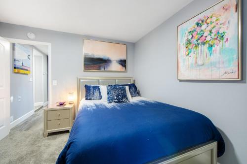 um quarto com uma cama azul e uma janela em Arrowhead Aerie em Lake Arrowhead
