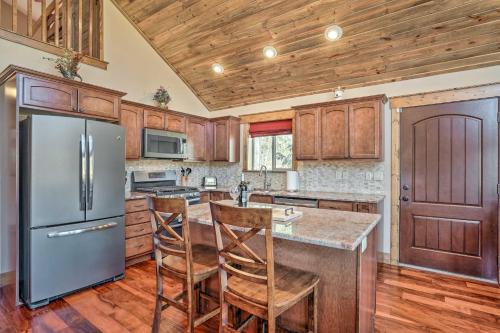 Una cocina o zona de cocina en Cripple Creek Retreat with Incredible Mtn Views!