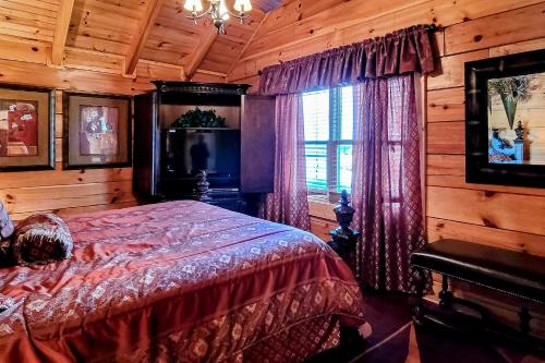 1 dormitorio con 1 cama en una cabaña de madera en On Solid Ground en Sevierville