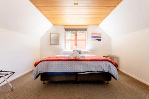 En eller flere senge i et værelse på Hot Tub and Views over Central Queenstown - Entire Holiday House