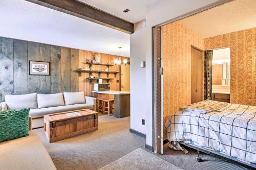 una camera da letto con un letto e un soggiorno di Cozy Big Sky Studio about 1 Mile to Mtn Village! a Big Sky