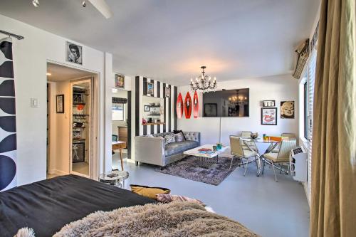 um quarto com uma cama e uma sala de estar em Resort-Style Studio with Shared Outdoor Oasis! em Palm Springs
