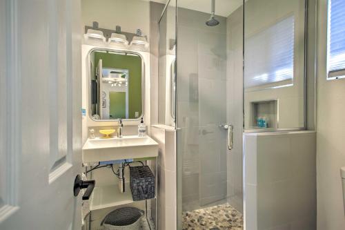 y baño con lavabo y ducha con espejo. en Vibrant Apt with Saltwater Pool - 3 Mi to Dtwn!, en Palm Springs