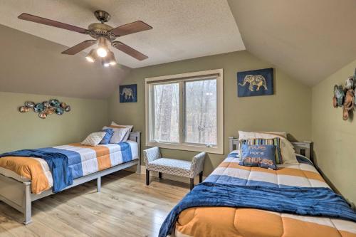 Krevet ili kreveti u jedinici u okviru objekta Cozy Conyers Cabin with Fireplace and Pool Table!