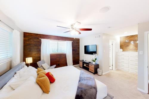 een slaapkamer met een bed en een plafondventilator bij Dallas Charmer in Dallas