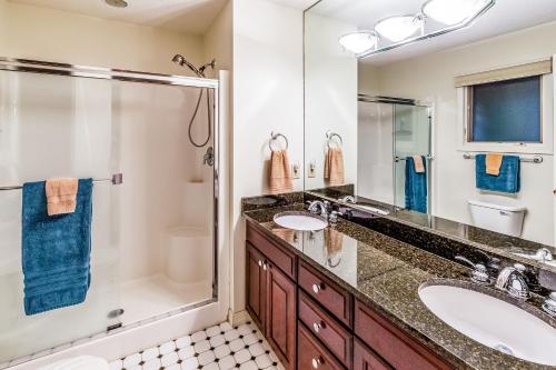 a bathroom with two sinks and a shower at The Guest House at Big Bear Estates in Waynesville