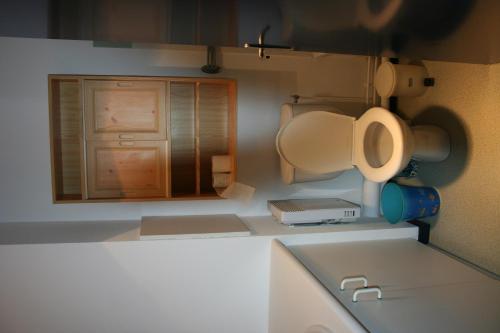 une petite cuisine avec un évier et une fenêtre dans l'établissement Gaindeguia Studio, à Cambo-les-Bains