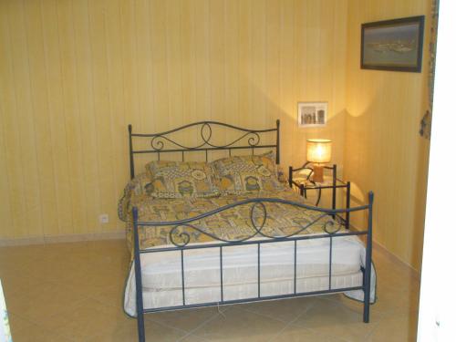 ロズ・シュル・クエノンにあるGite Couesnonのランプ付きの部屋の黒いベッド1台