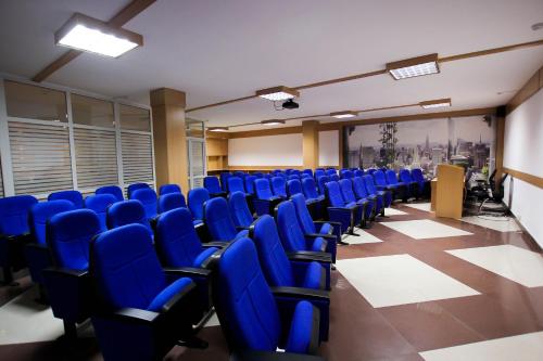 ein leeres Zimmer mit blauen Stühlen in einem Gebäude in der Unterkunft Гостиница Уфа-Астория in Ufa