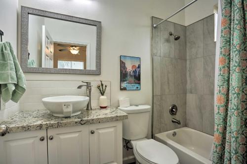 Bathroom sa Stunning Clovis Home about 1 Mile to Old Town!