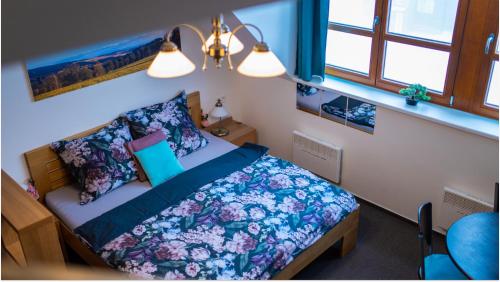 Postel nebo postele na pokoji v ubytování Skiapartma - Říčky v Orlických horách