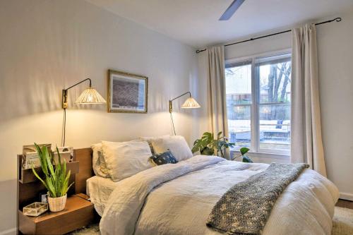 1 dormitorio con 1 cama con 2 lámparas y una ventana en Home with Outdoor Oasis in Downtown Raleigh!, en Raleigh
