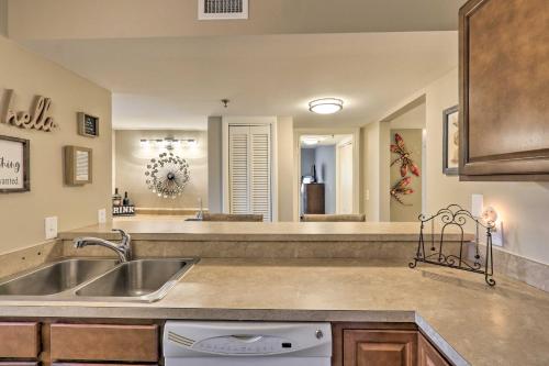 kuchnia ze zlewem i blatem w obiekcie Pools and Sundeck Beachfront Hilton Head Condo! w mieście Hilton Head Island