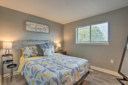 sypialnia z łóżkiem i oknem w obiekcie Pools and Sundeck Beachfront Hilton Head Condo! w mieście Hilton Head Island