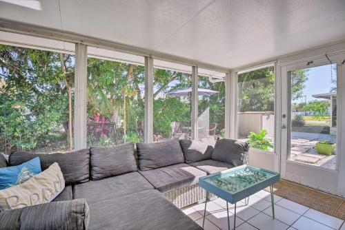 Bright Venice Townhome with Screened-In Porch!