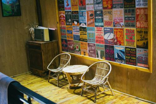 two chairs and a table in front of a bar at Homestay số 91-Suối Hồ Sa Pa in Sapa