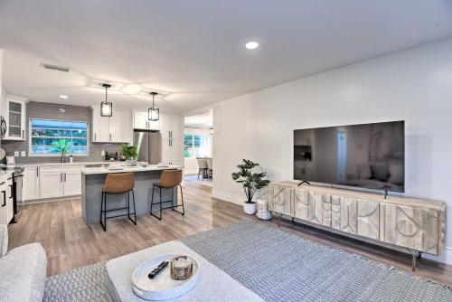 Η κουζίνα ή μικρή κουζίνα στο Private Lanai Beautiful Sarasota Rental Home!