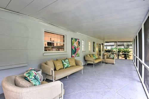 Χώρος καθιστικού στο Private Lanai Beautiful Sarasota Rental Home!