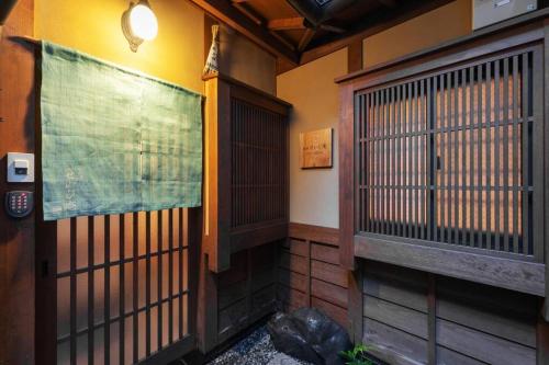 a room with a gate and a wall at 祇園せいじ庵。お風呂が素敵な貸切京町家。Netflix見放題。 in Kyoto
