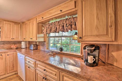 Una cocina o zona de cocina en St Johns River Canal Home with Grill!