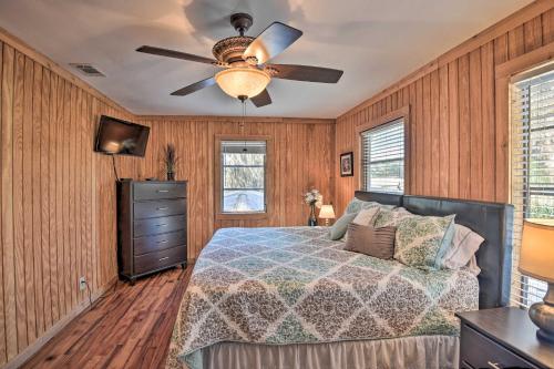 Katil atau katil-katil dalam bilik di St Johns River Canal Home with Grill!