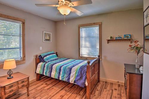 Cama o camas de una habitación en St Johns River Canal Home with Grill!
