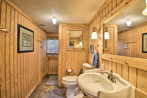 y baño con aseo y lavamanos. en St Johns River Canal Home with Grill!, en Georgetown