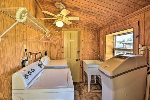 Gambar di galeri bagi St Johns River Canal Home with Grill! di Georgetown