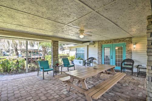 Un patio o zona al aire libre en St Johns River Canal Home with Grill!