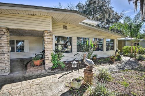 Jardín al aire libre en St Johns River Canal Home with Grill!