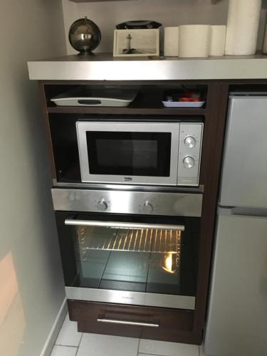 d'une cuisine équipée d'un four micro-ondes. dans l'établissement LE FORT DU TREPORT, au Tréport