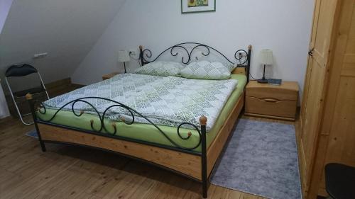 Ein Bett oder Betten in einem Zimmer der Unterkunft Ferienwohnung Spatzennest