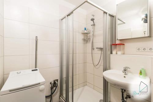 y baño con ducha y lavamanos. en Modern apartment in central spot en Berlín