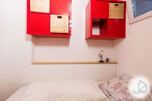 1 dormitorio con armarios rojos y 1 cama en Modern apartment in central spot en Berlín