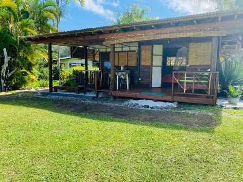 Κήπος έξω από το Moanaiti Lodge