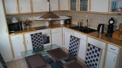 Kuchyň nebo kuchyňský kout v ubytování Komplette Wohnung im schönen Weserbergland / Heyen